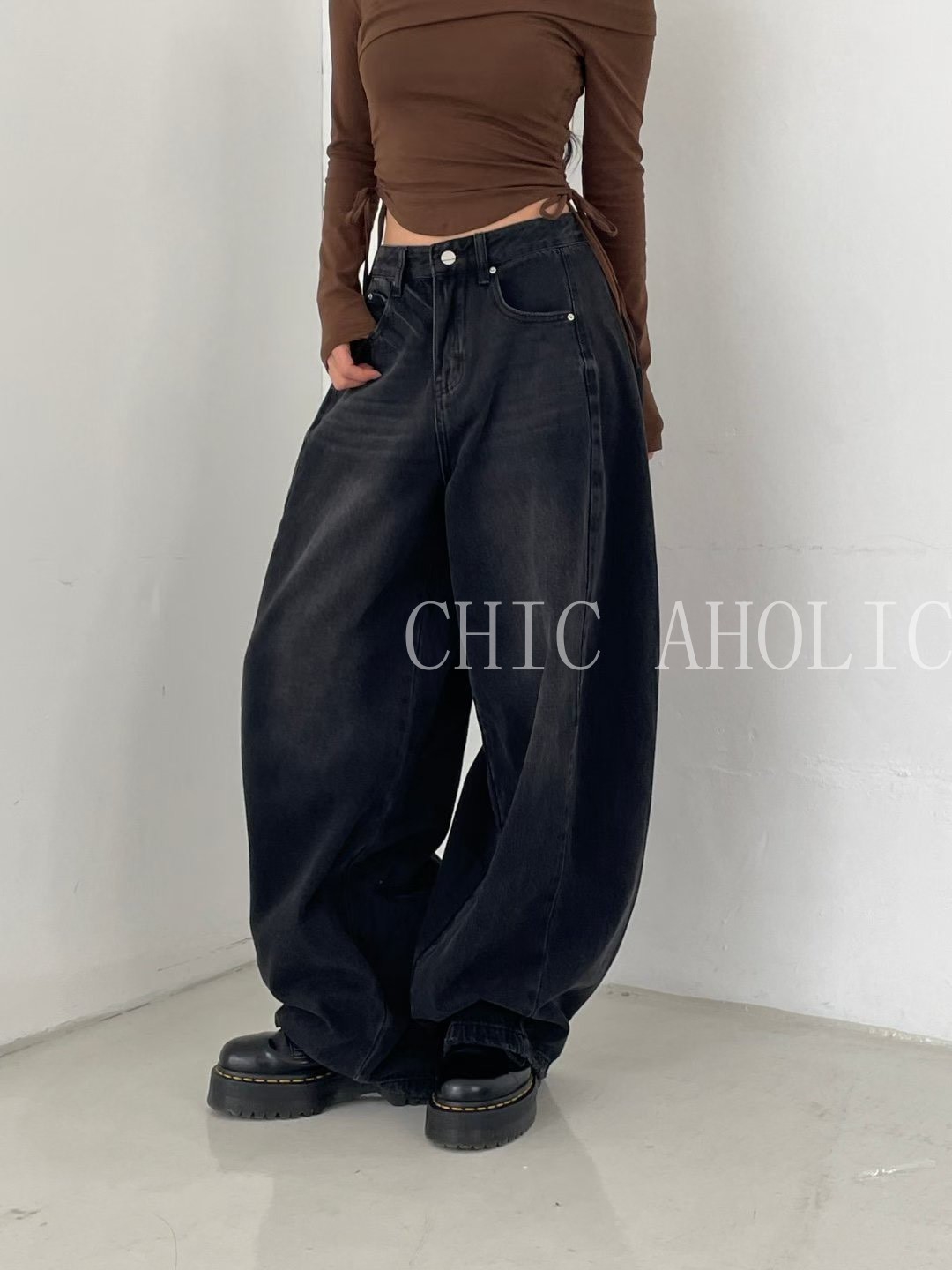 YY19微微白黑色彎刀褲 