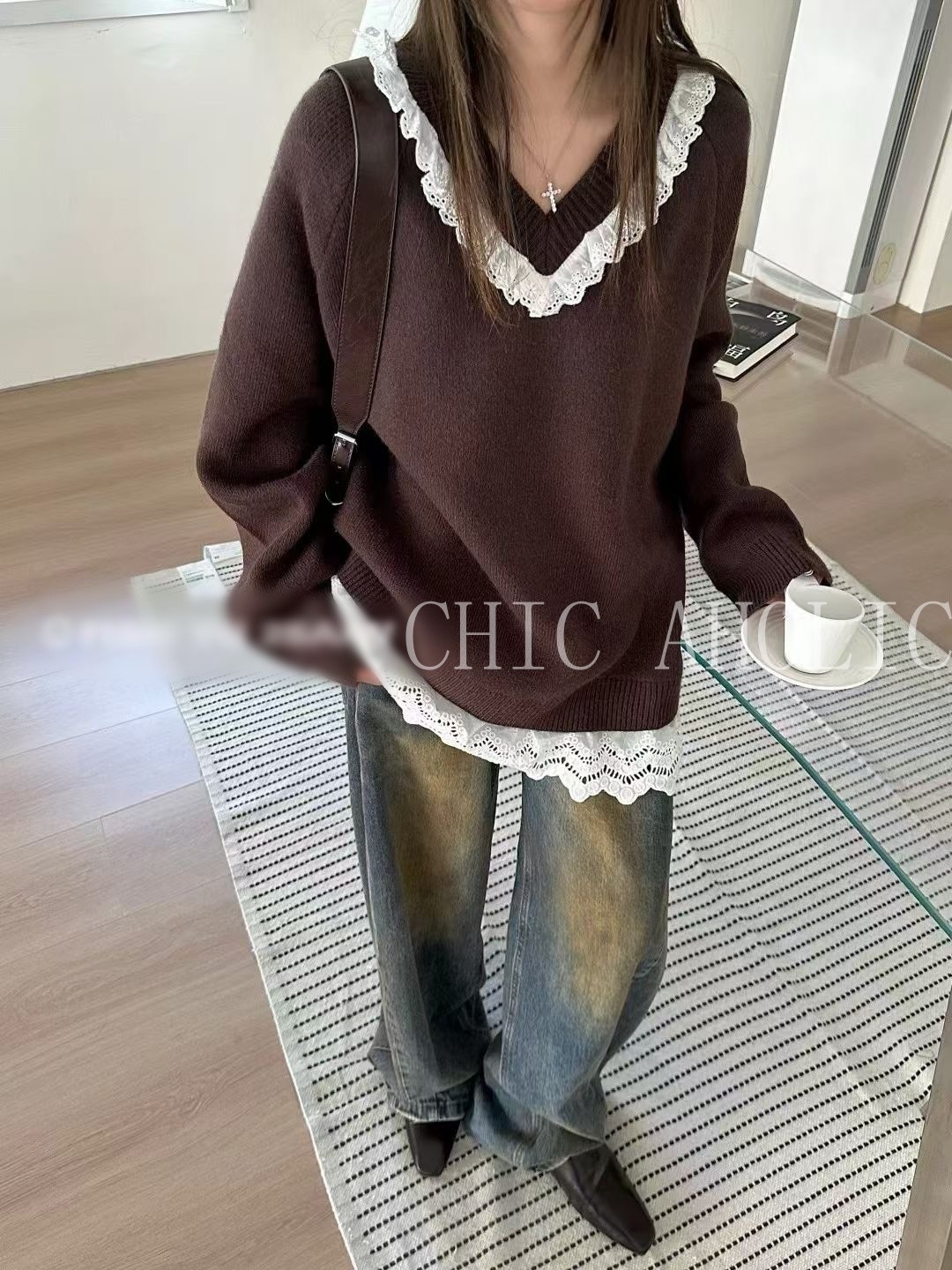 WN42白蕾絲拚V領寬針織衣