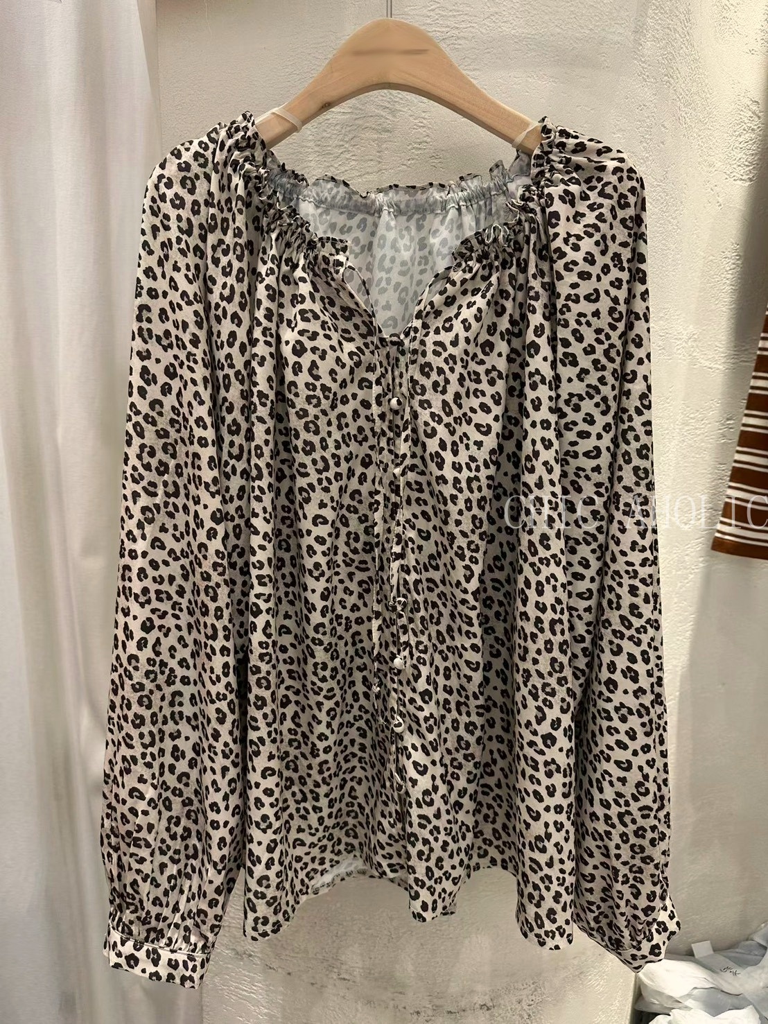 CA48蜜絲綢感黑白豹紋衣  