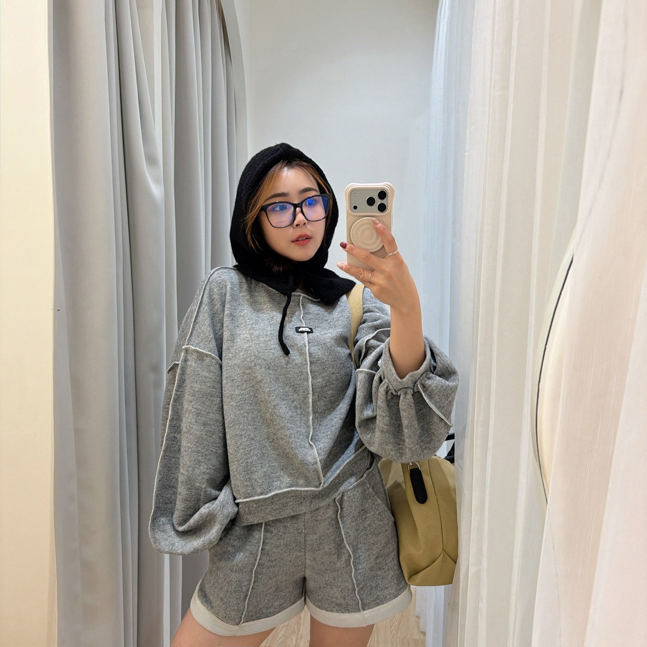 xmas12中車線黑貼布大學T