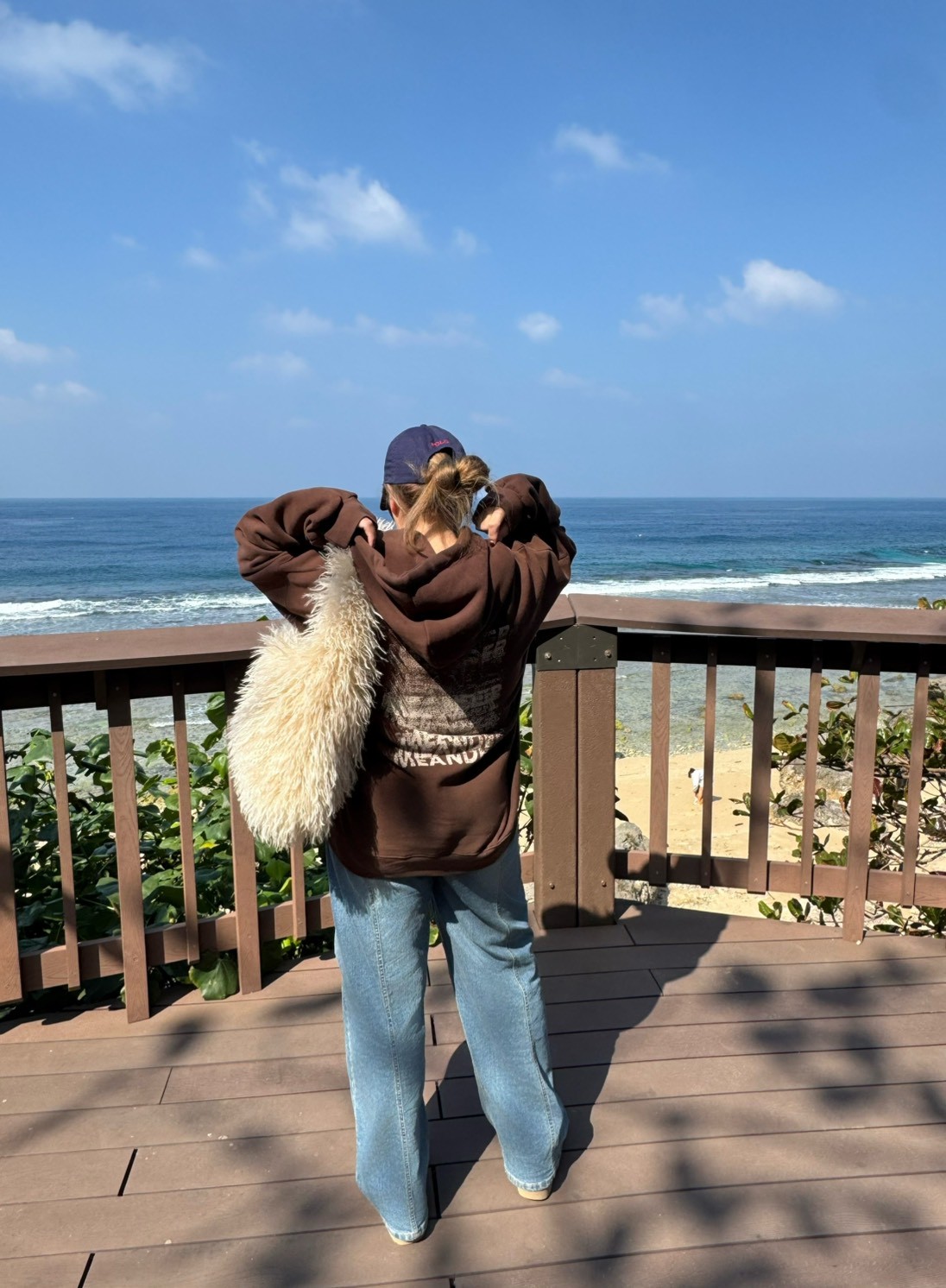 NEW39白字背部有圖案帽T