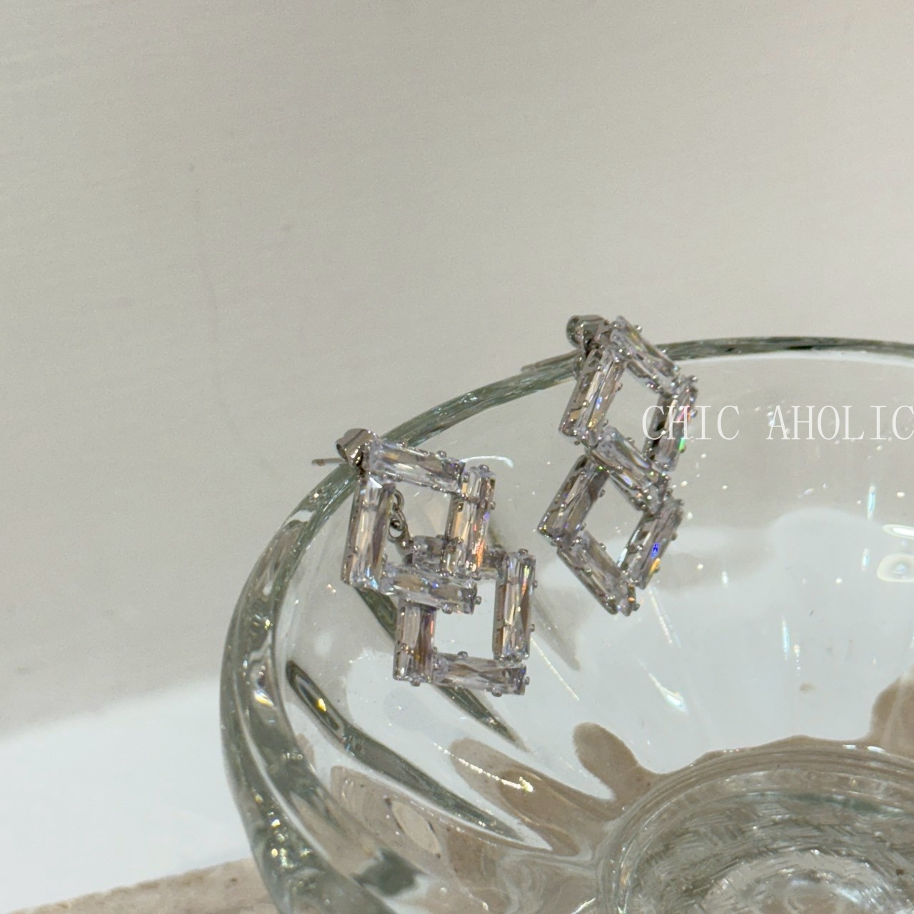 TW16雙菱格白水晶耳環