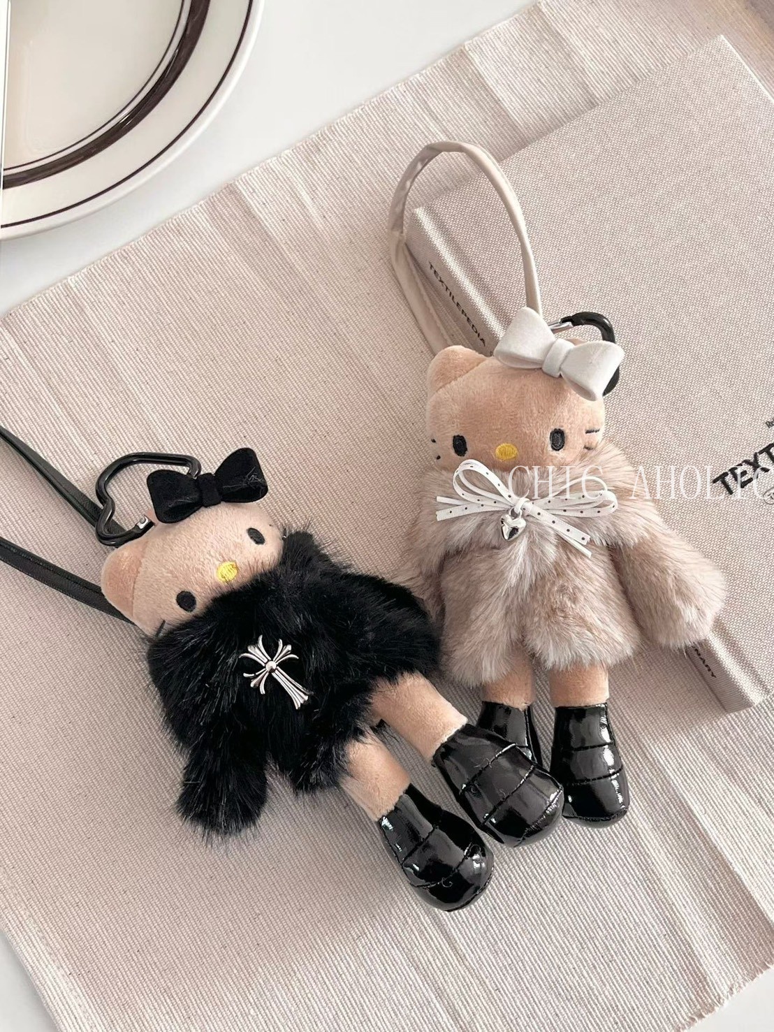 MOM01克羅心皮草KITTY吊飾
