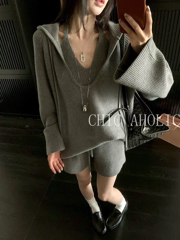 MOM08大V領有帽針織上衣