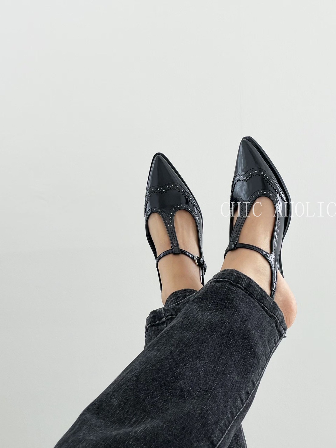 FEB21雕花T字尖頭低跟鞋