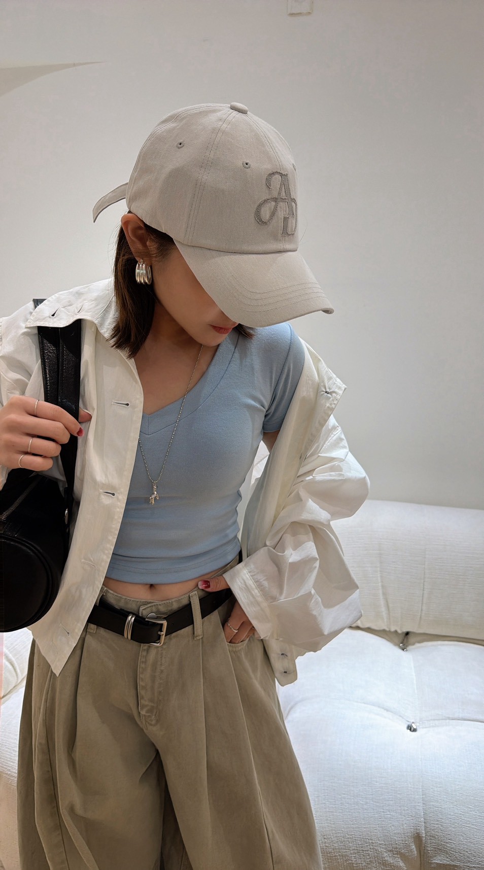 WQ19春季天空藍V領百搭衣