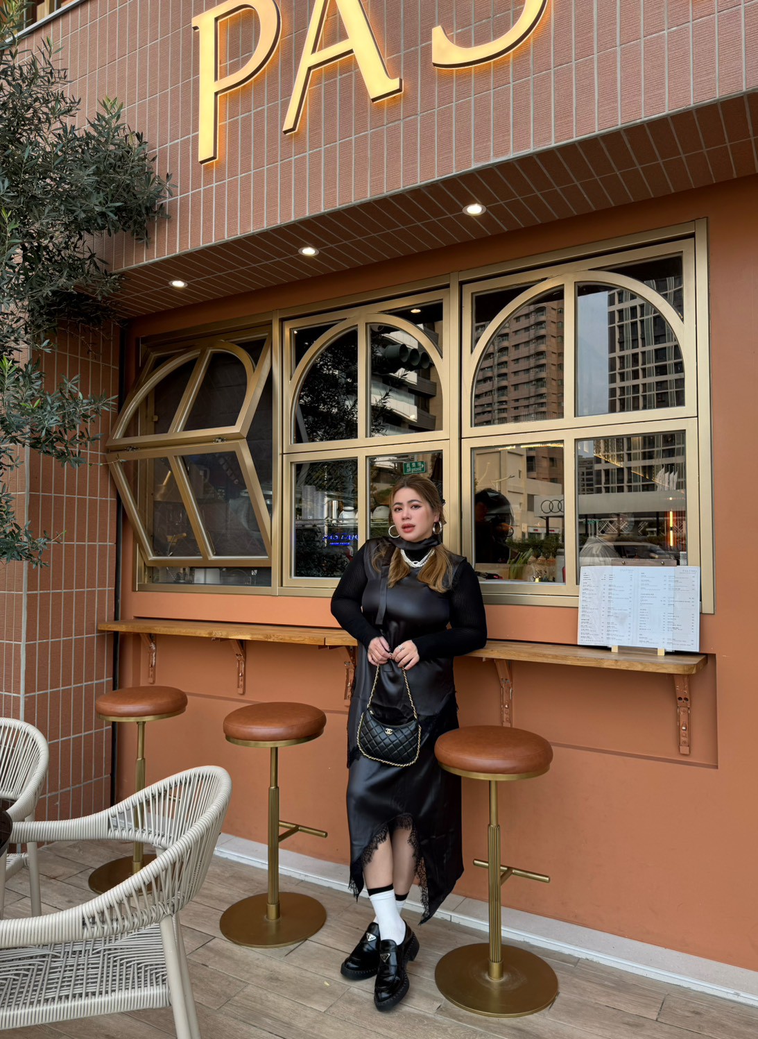 MEE41亮亮緞面斜擺蕾絲裙