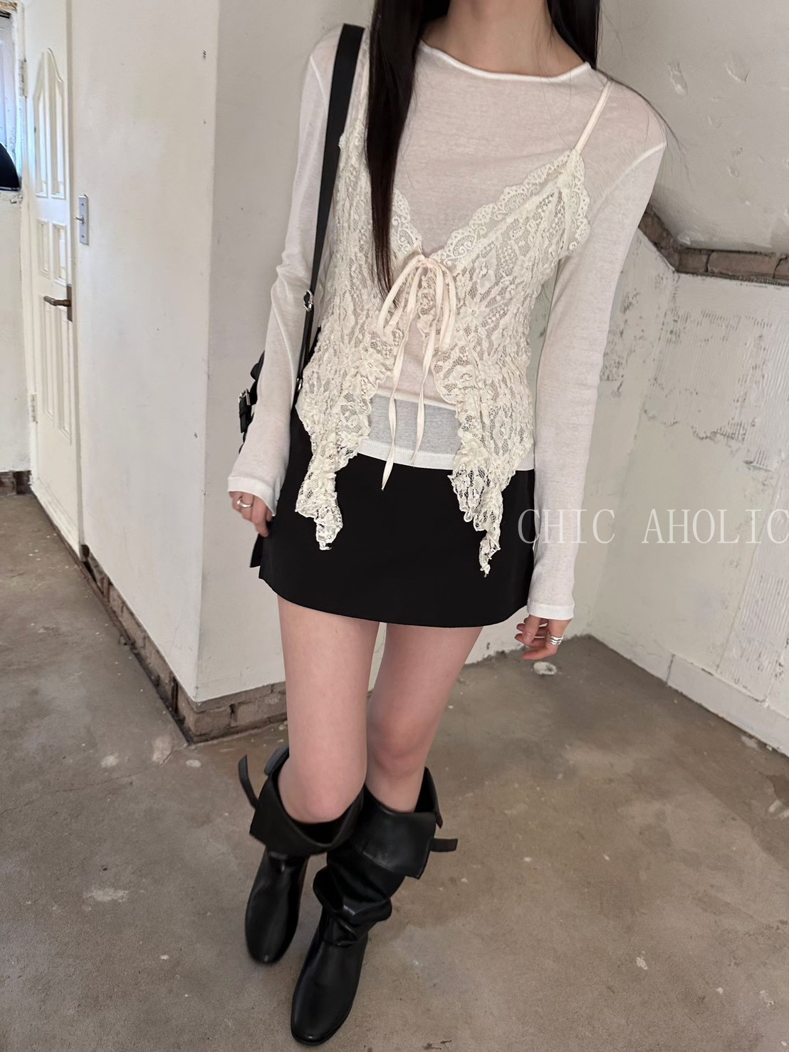 MEE50倒V蕾絲細肩帶上衣