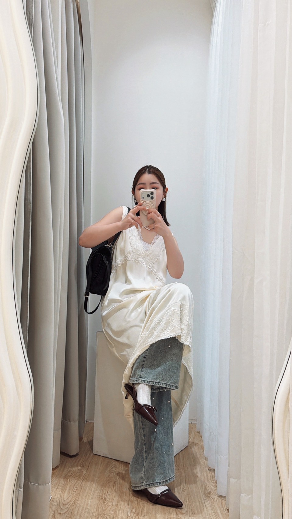 WR34大寬肩V領緞面洋裝