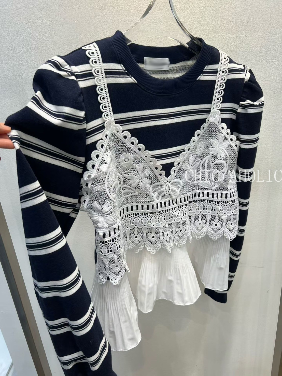 WR52緹花背心搭配橫條衣 