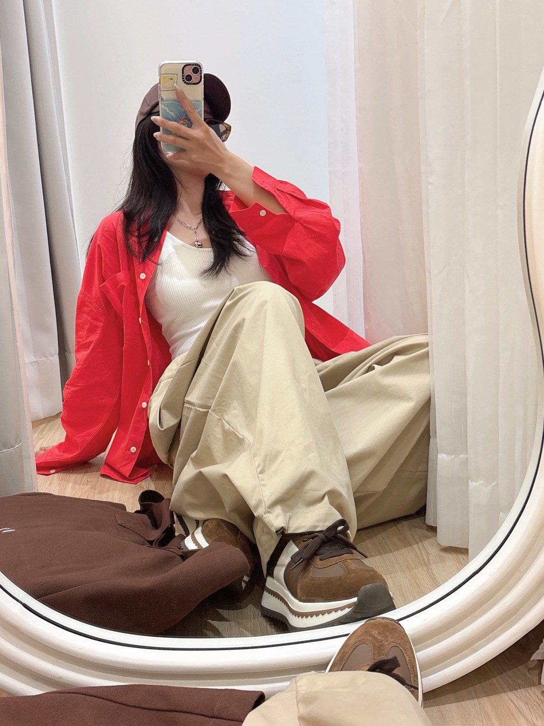 MY21有正紅色的白釦襯衫