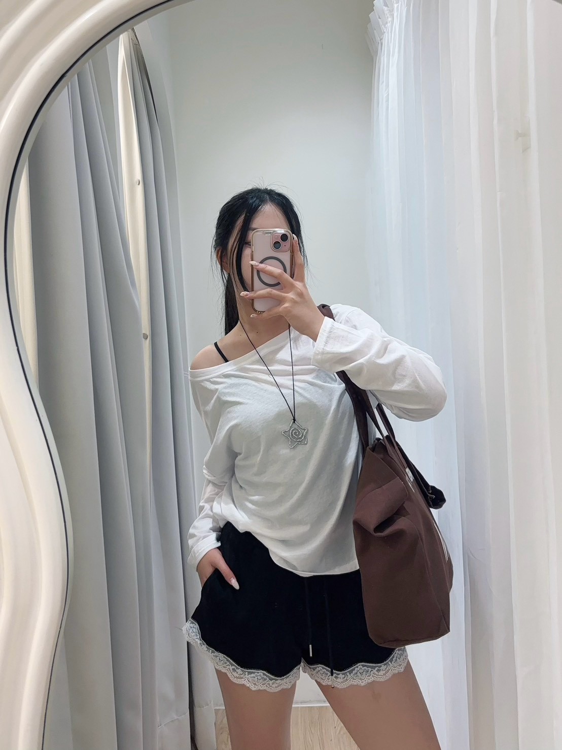 白蕾絲底短褲露肩素上衣