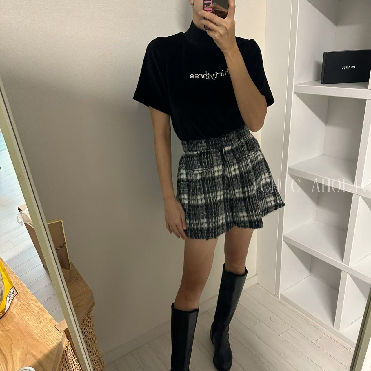 半領螺紋珍珠字母短袖上衣