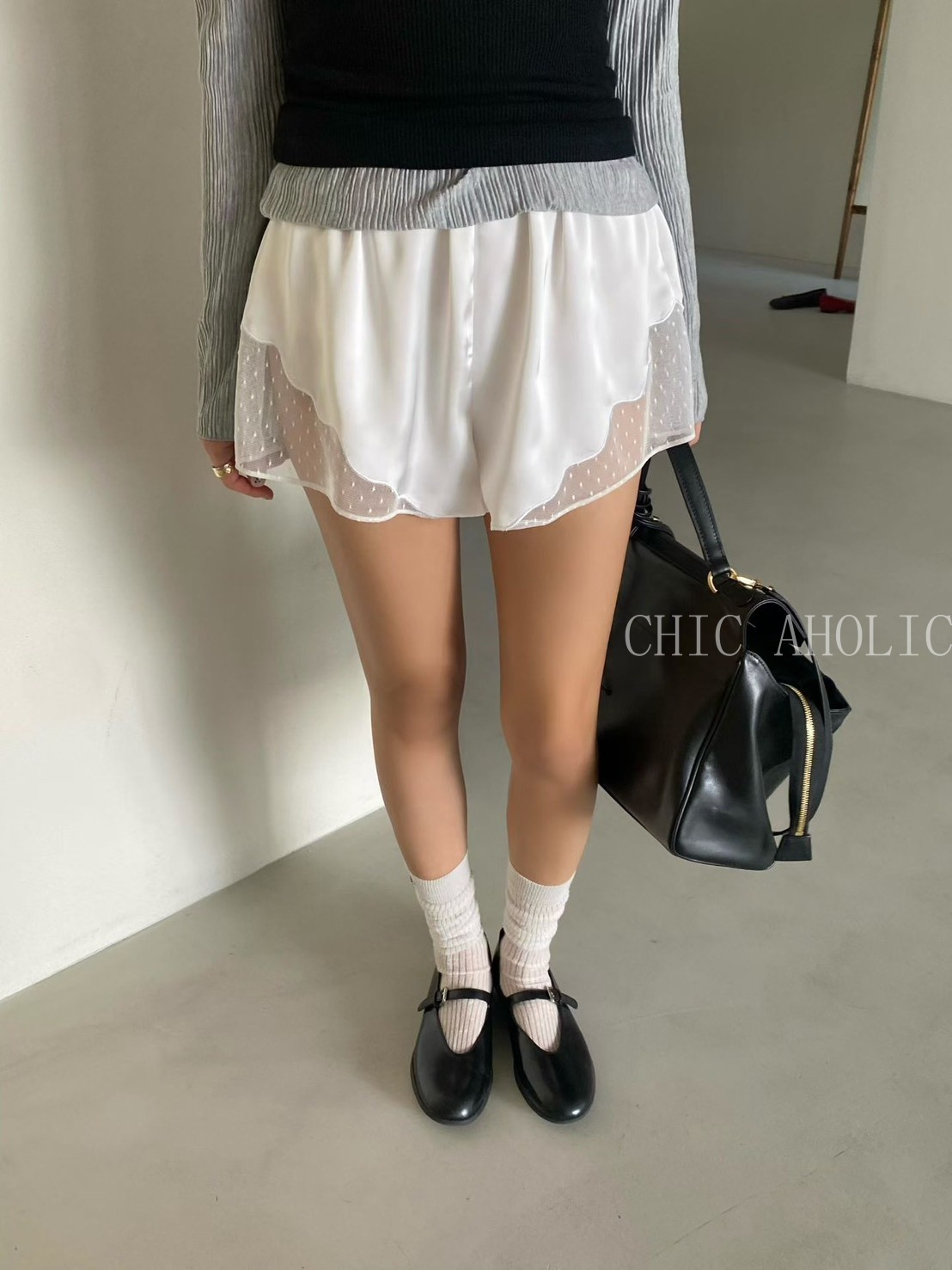 蕾絲緞面V型短褲