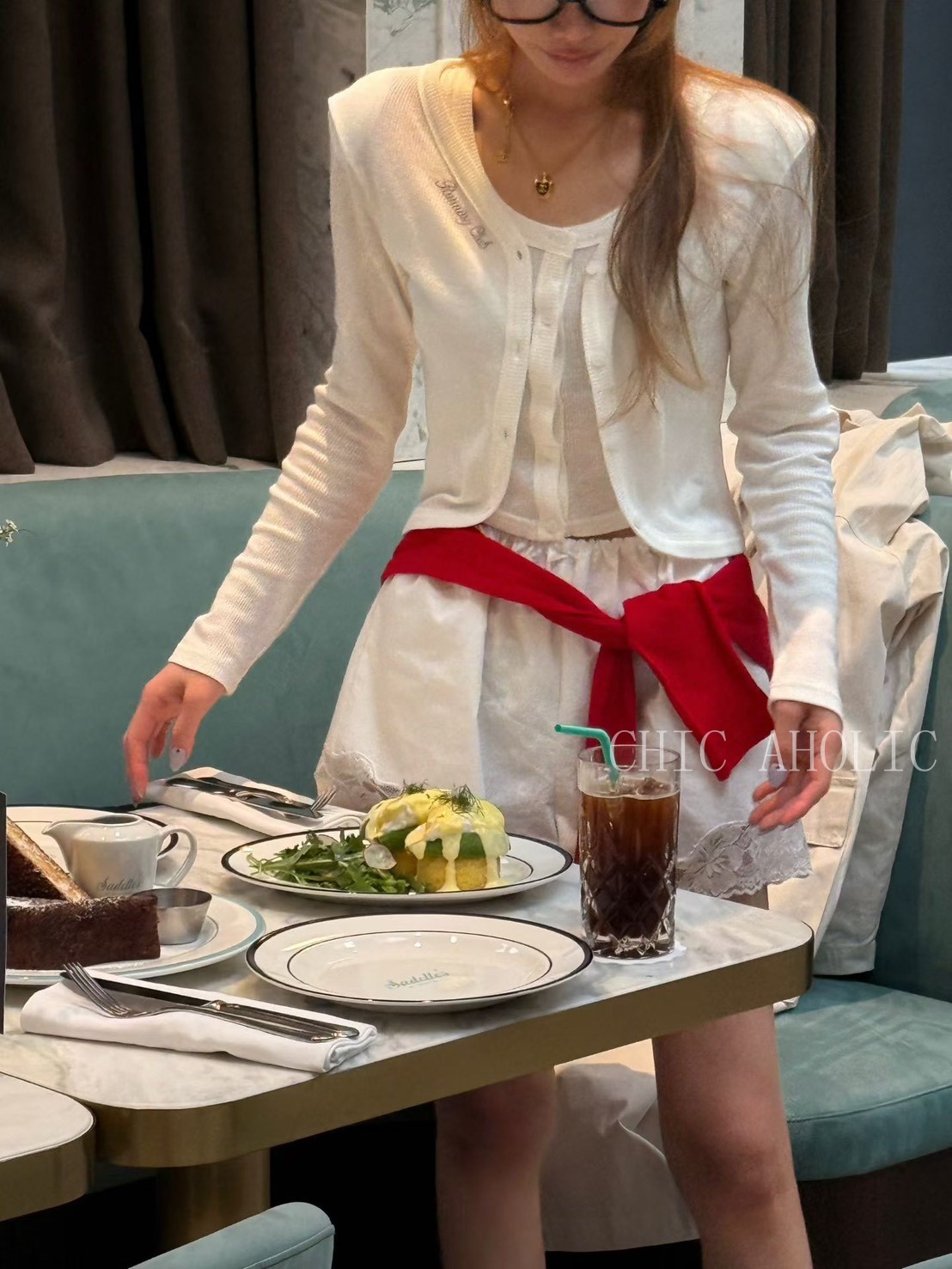 上下V有字母電繡紅外套