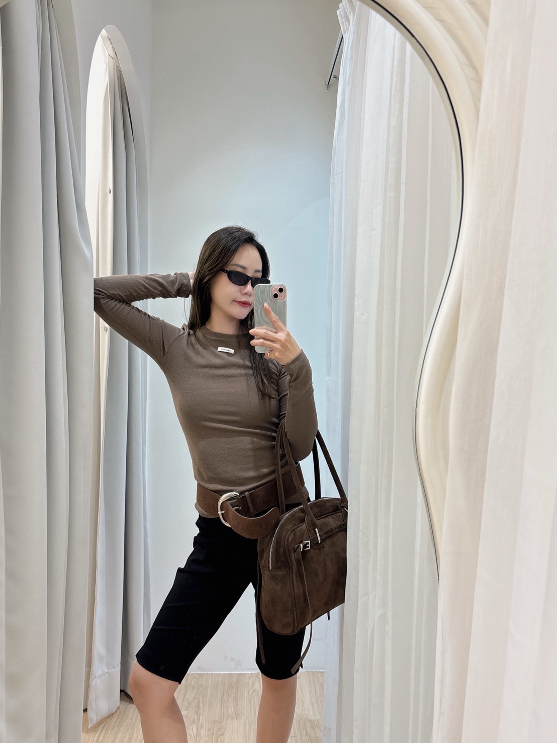 NOV24白字長標彈力衣 